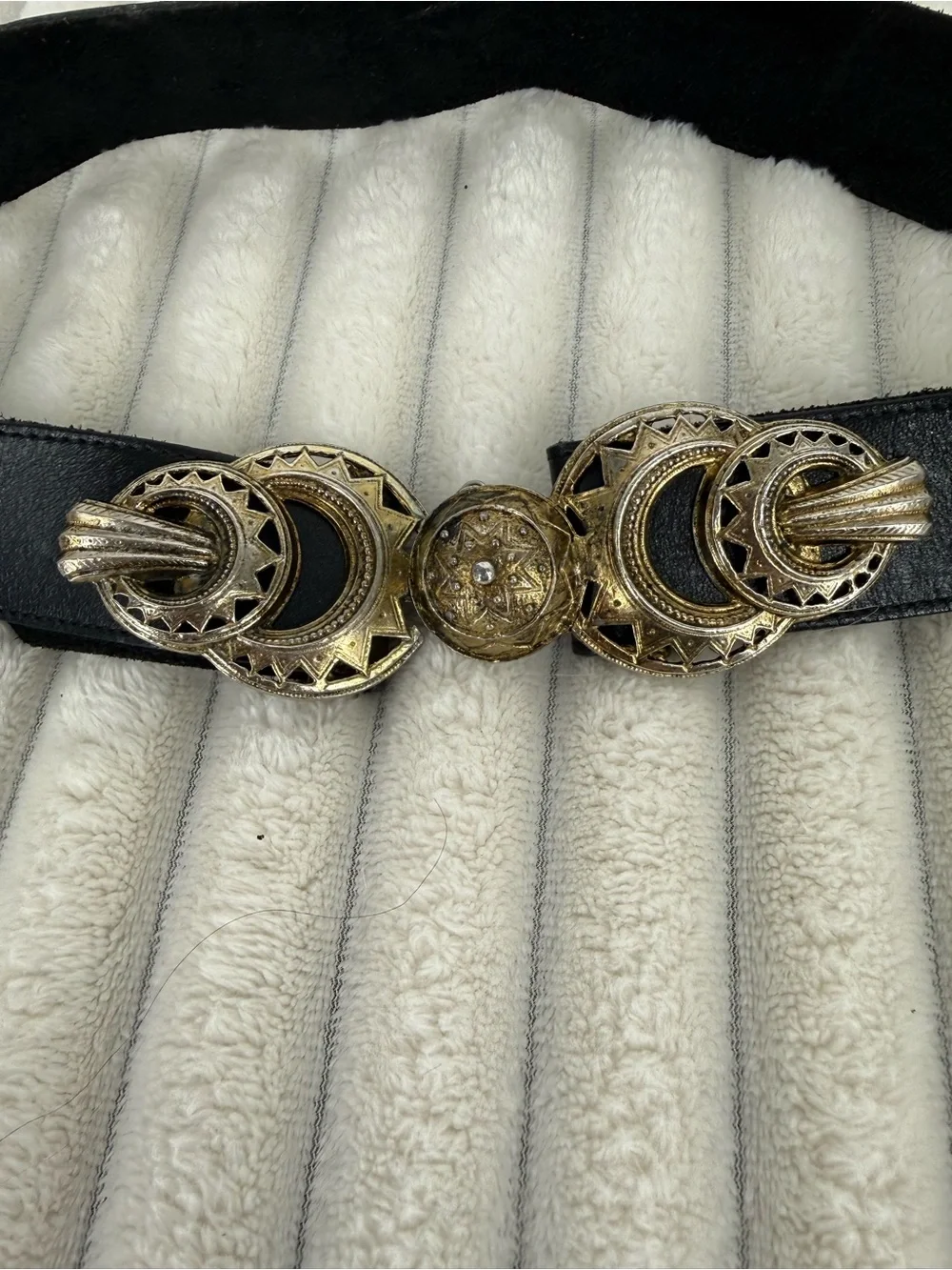Vintage latch/waist belt with ornate medallion size small